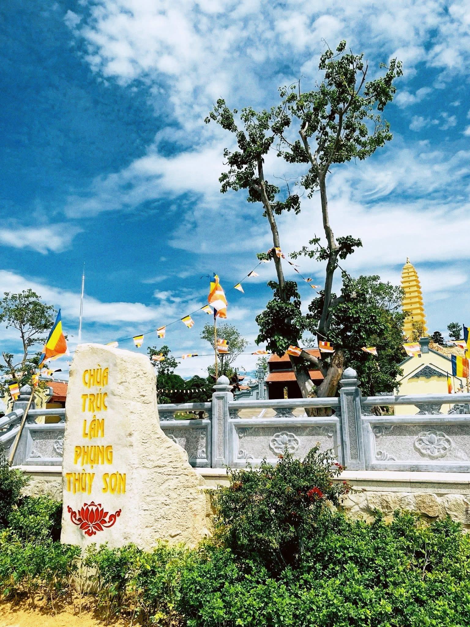 Chùa mới trên Núi Chín Khúc gây sốt "Trúc Lâm Phụng Thùy Sơn" bên trong có gì