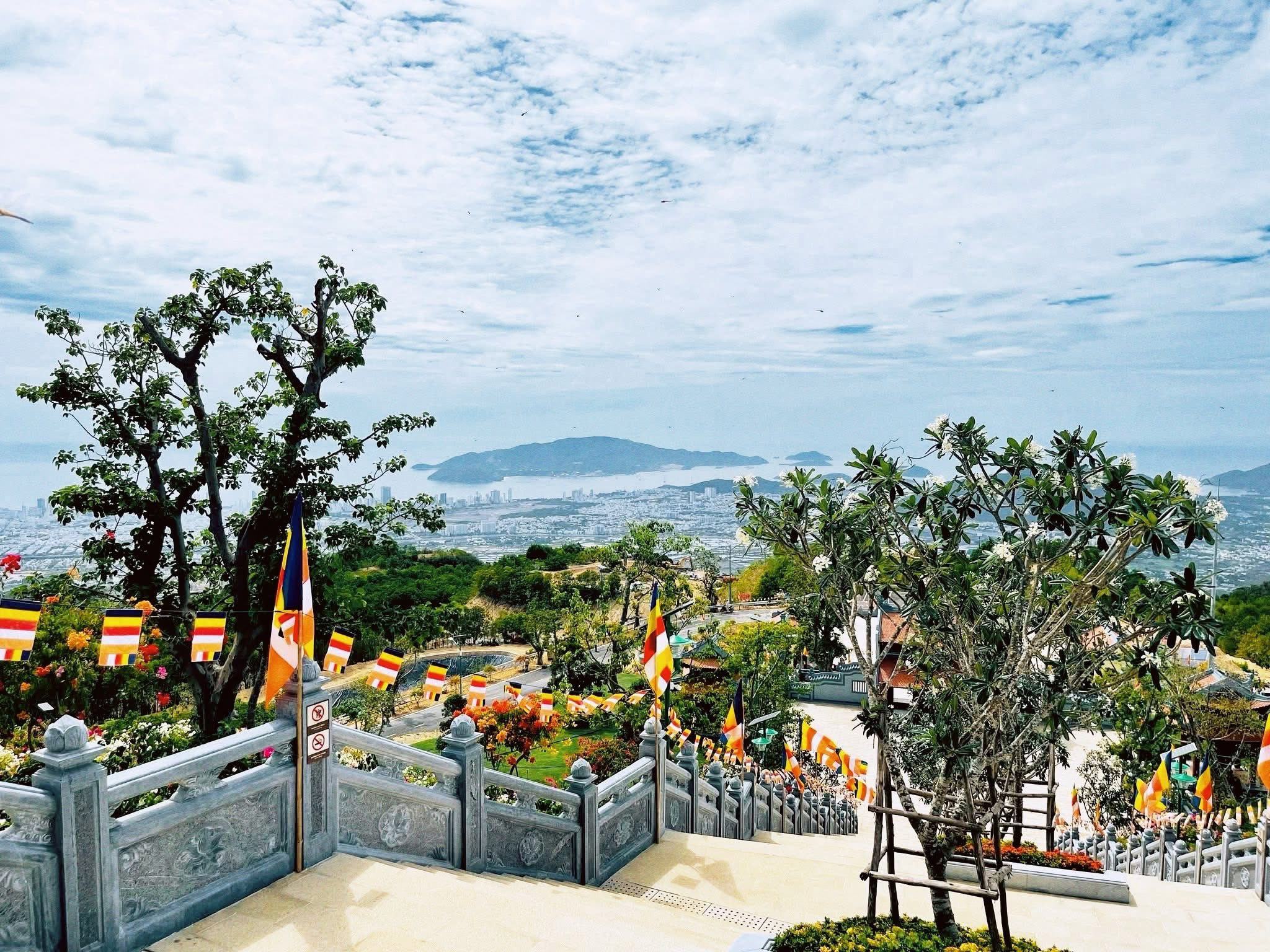 Chùa mới trên Núi Chín Khúc gây sốt "Trúc Lâm Phụng Thùy Sơn" bên trong có gì