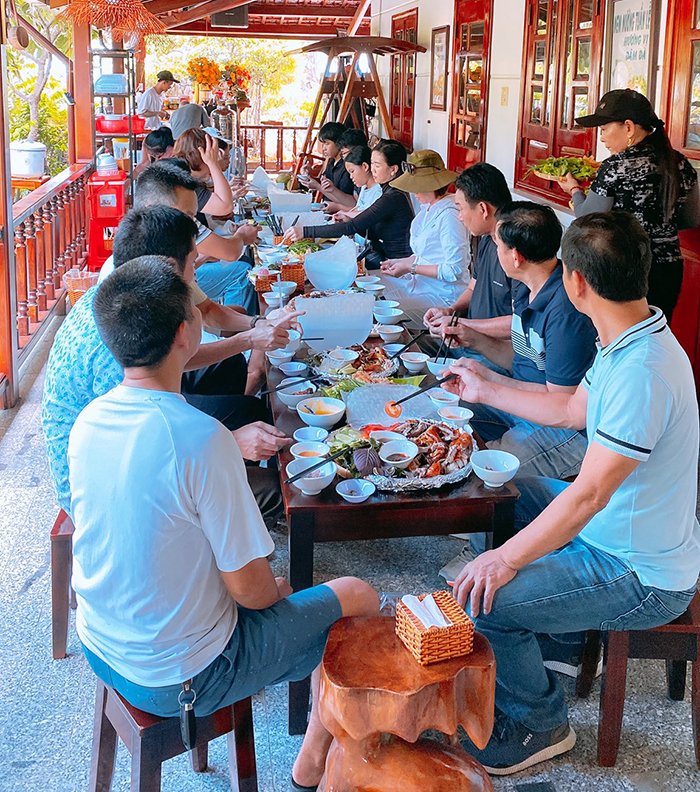 Quán “Đừng Quên” Nem Nướng Tuần Lễ Khai Trương Tưng Bừng, Khách Đến Nườm Nượp!