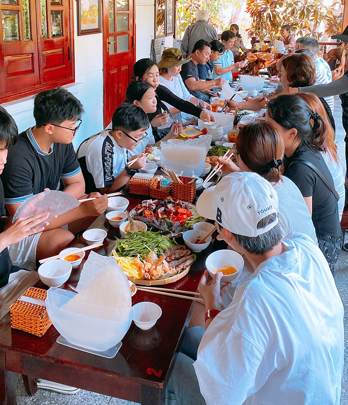 Quán “Đừng Quên” Nem Nướng Tuần Lễ Khai Trương Tưng Bừng, Khách Đến Nườm Nượp!