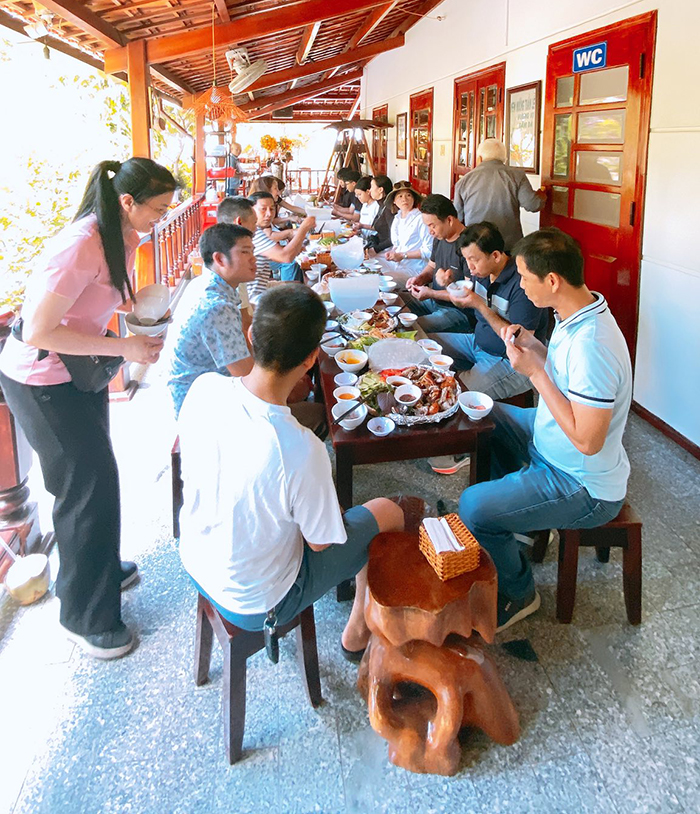 Quán “Đừng Quên” Nem Nướng Tuần Lễ Khai Trương Tưng Bừng, Khách Đến Nườm Nượp!