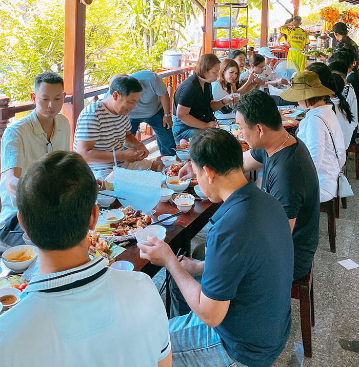 Quán “Đừng Quên” Nem Nướng Tuần Lễ Khai Trương Tưng Bừng, Khách Đến Nườm Nượp!