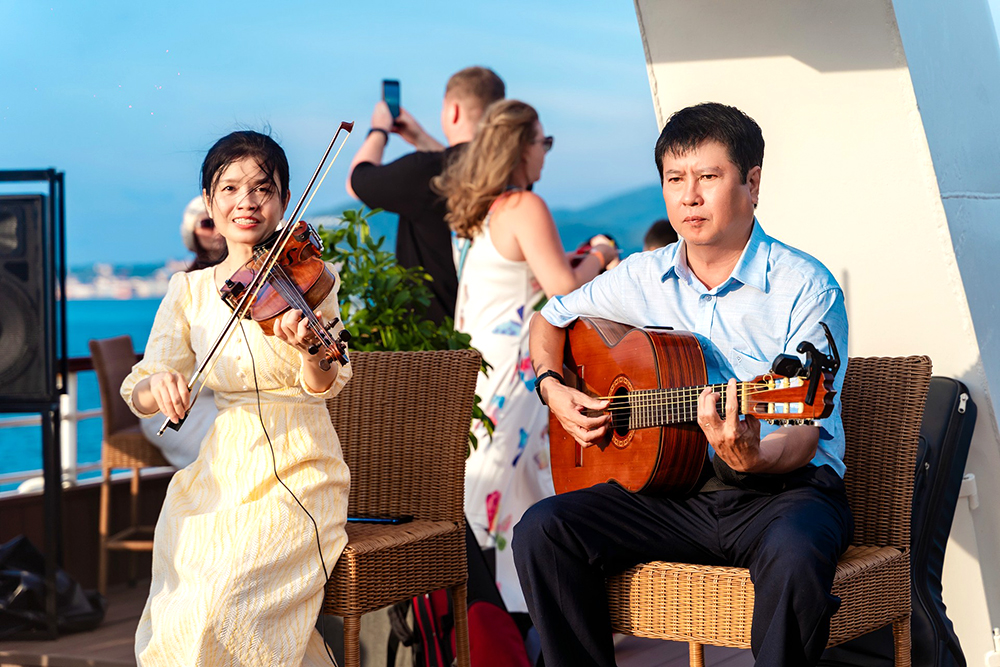 Buổi Tối Ở Emperor Cruises Nha Trang, “Chạm Hoàng Hôn, Nâng Ly Giữa Biển" | FNBMaps.Com