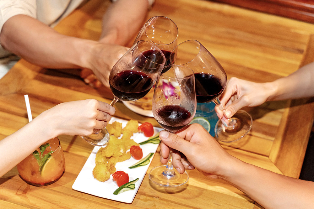 Buổi Tối Ở Emperor Cruises Nha Trang, “Chạm Hoàng Hôn, Nâng Ly Giữa Biển" | FNBMaps.Com