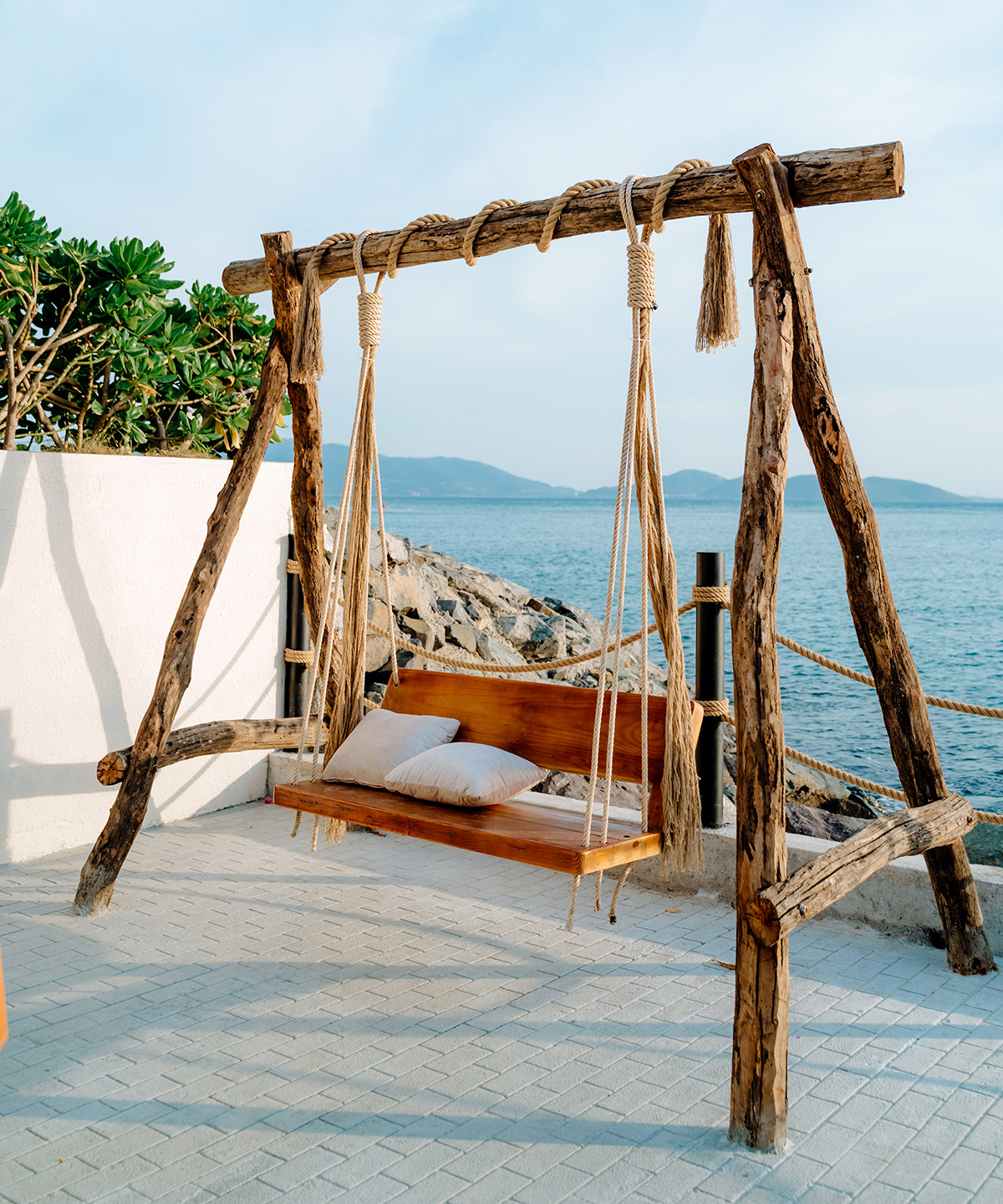 Cà phê Nha Trang không chỉ ngon, view biển xịn này mới khiến Gen Z check-in rần rần! | FNBMaps.Com