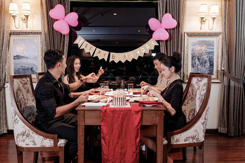 "Cầu hôn kiểu phim Hàn? Để Emperor Cruises giúp bạn nói lời yêu trên sóng nước!"