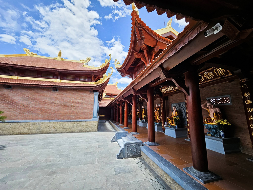 Chùa mới trên Núi Chín Khúc gây sốt "Trúc Lâm Phụng Thùy Sơn" bên trong có gì