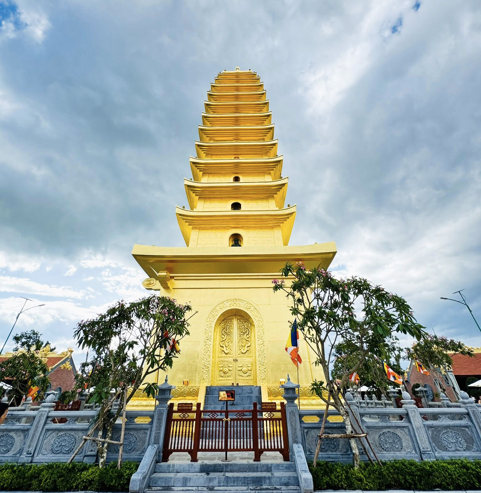 Chùa mới trên Núi Chín Khúc gây sốt "Trúc Lâm Phụng Thùy Sơn" bên trong có gì