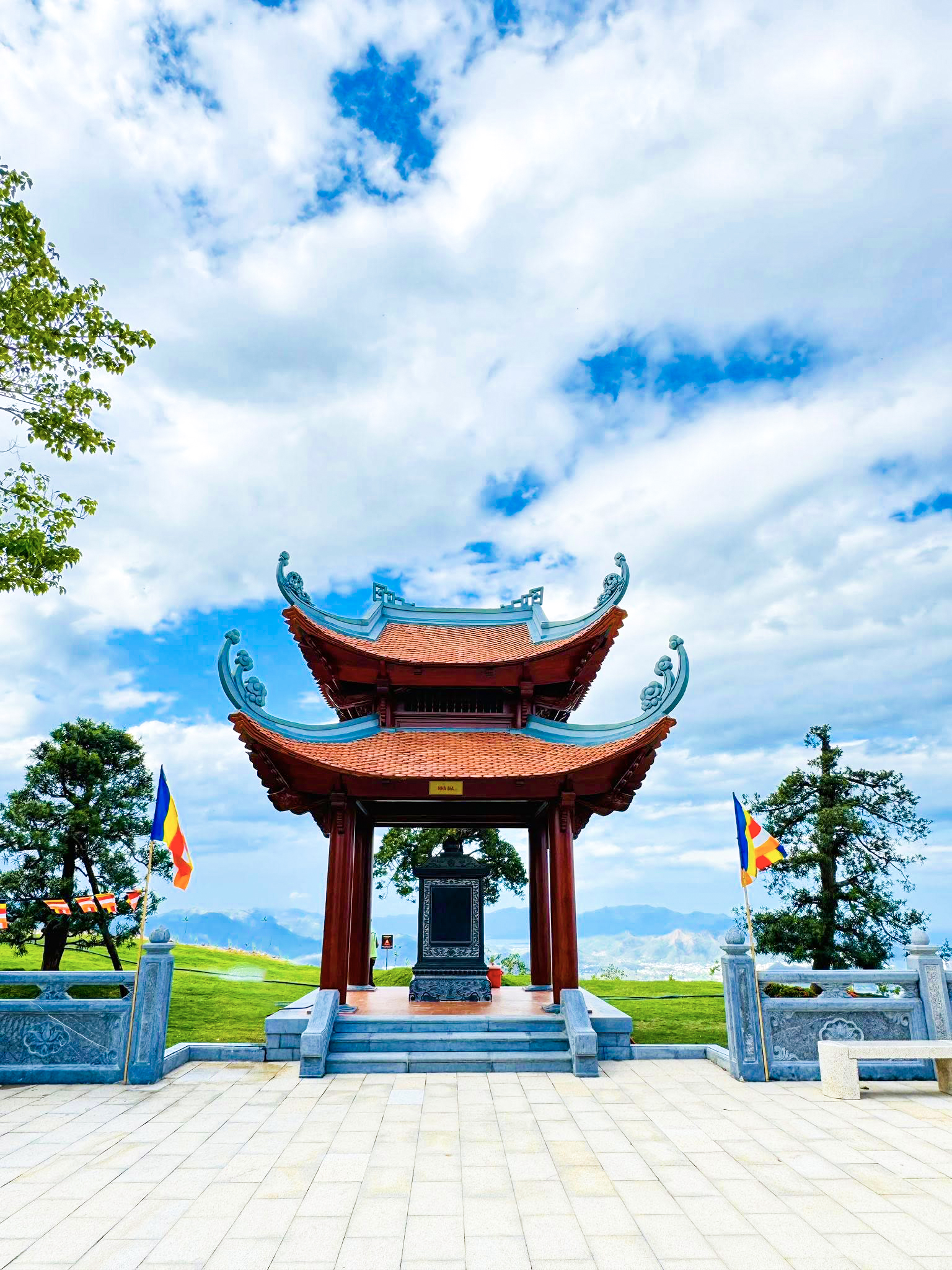 Chùa mới trên Núi Chín Khúc gây sốt "Trúc Lâm Phụng Thùy Sơn" bên trong có gì