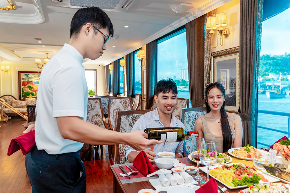 Tàu Emperor Cruise Nha Trang – Khi Chuyến Đi Biến Thành Nghệ Thuật Trải Nghiệm 5 Sao