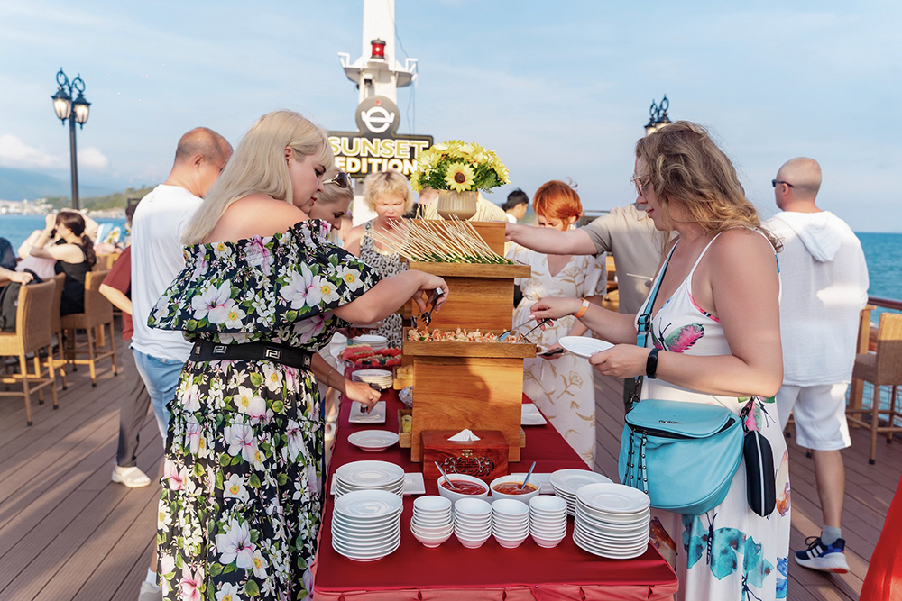 Tàu Emperor Cruise Nha Trang – Khi Chuyến Đi Biến Thành Nghệ Thuật Trải Nghiệm 5 Sao