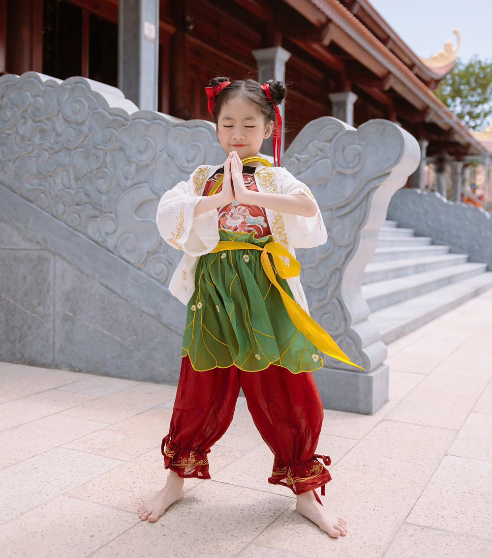 Bộ ảnh "Na Tra" nhí siêu cute trên Chùa Trúc Lâm Phụng Thùy Sơn Nha Trang đang gây bão MXH | FNBMaps.Com