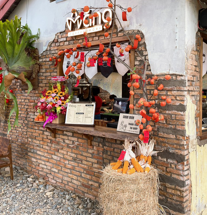 Măng Coffee & More – Quán Cà Phê Cá Koi Đẹp Chụp Ảnh Tết Diên Khánh