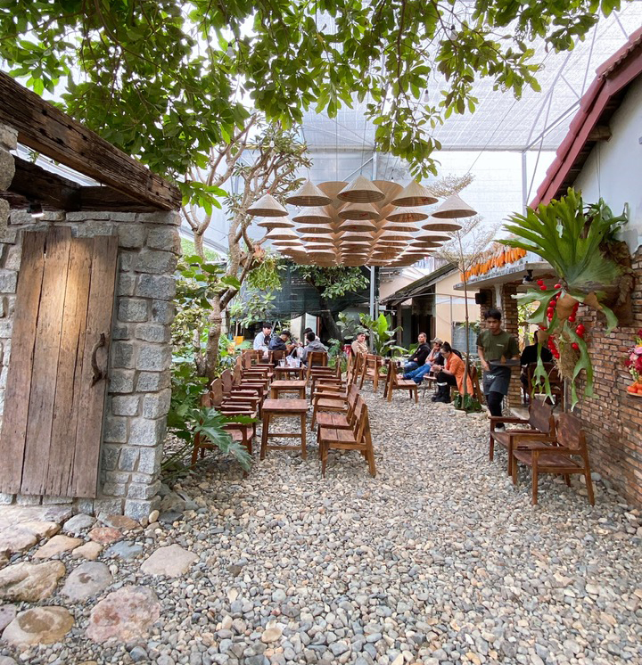 Măng Coffee & More – Quán Cà Phê Cá Koi Đẹp Chụp Ảnh Tết Diên Khánh