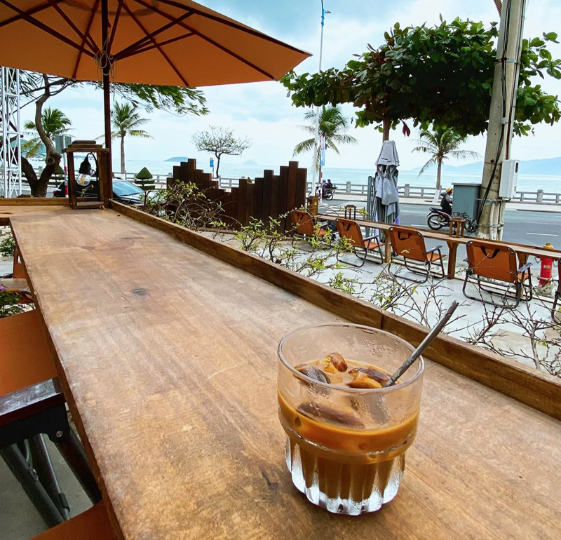 Moonlight Chill Coffee Nha Trang – Cafe View Biển Đẹp Phạm Văn Đồng Cực “Chill” Không Thể Bỏ Lỡ