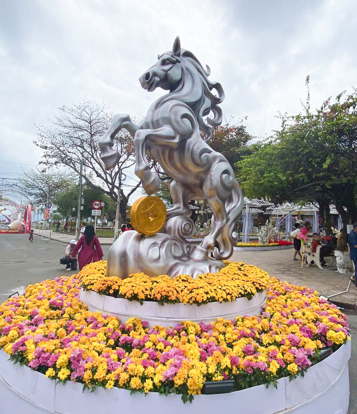 Đồng Tây – Nam Bắc Nha Trang: 4 Chú Ngựa Dũng Mãnh Mang Nhiều Điều May Mắn 2026