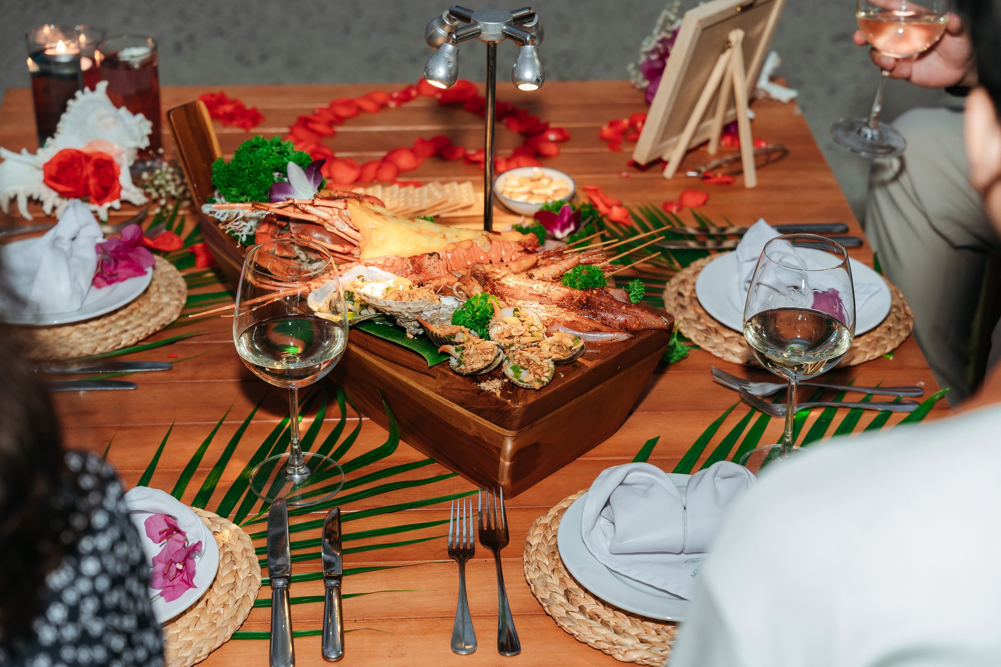 Quán Ăn & Cafe View Biển Hẹn Hò 8/3 Lãng Mạn Khiến Nàng “Đổ Gục”