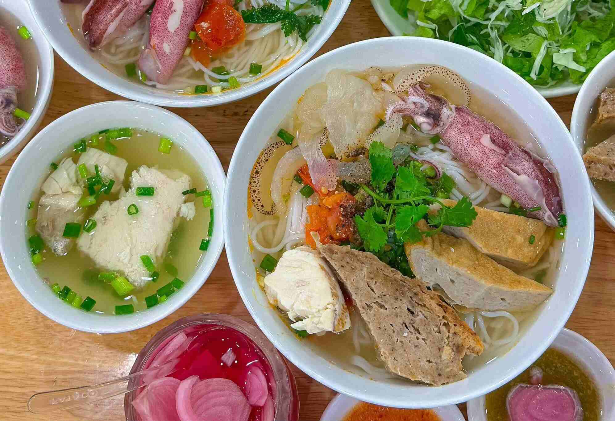 Ăn Gì Ở Phạm Văn Đồng Bắc Nha Trang? 10 Quán Ngon View Biển Nên Thử