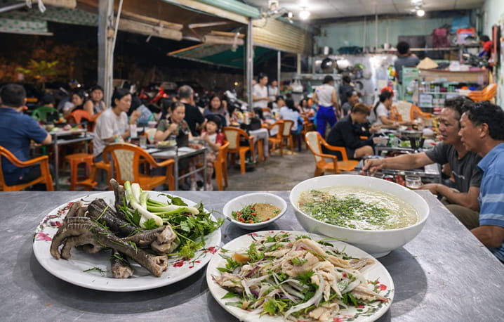 Quán Gà Ta Hương Quê Ngon Bậc Nhất Nha Trang Khách Cực Đông