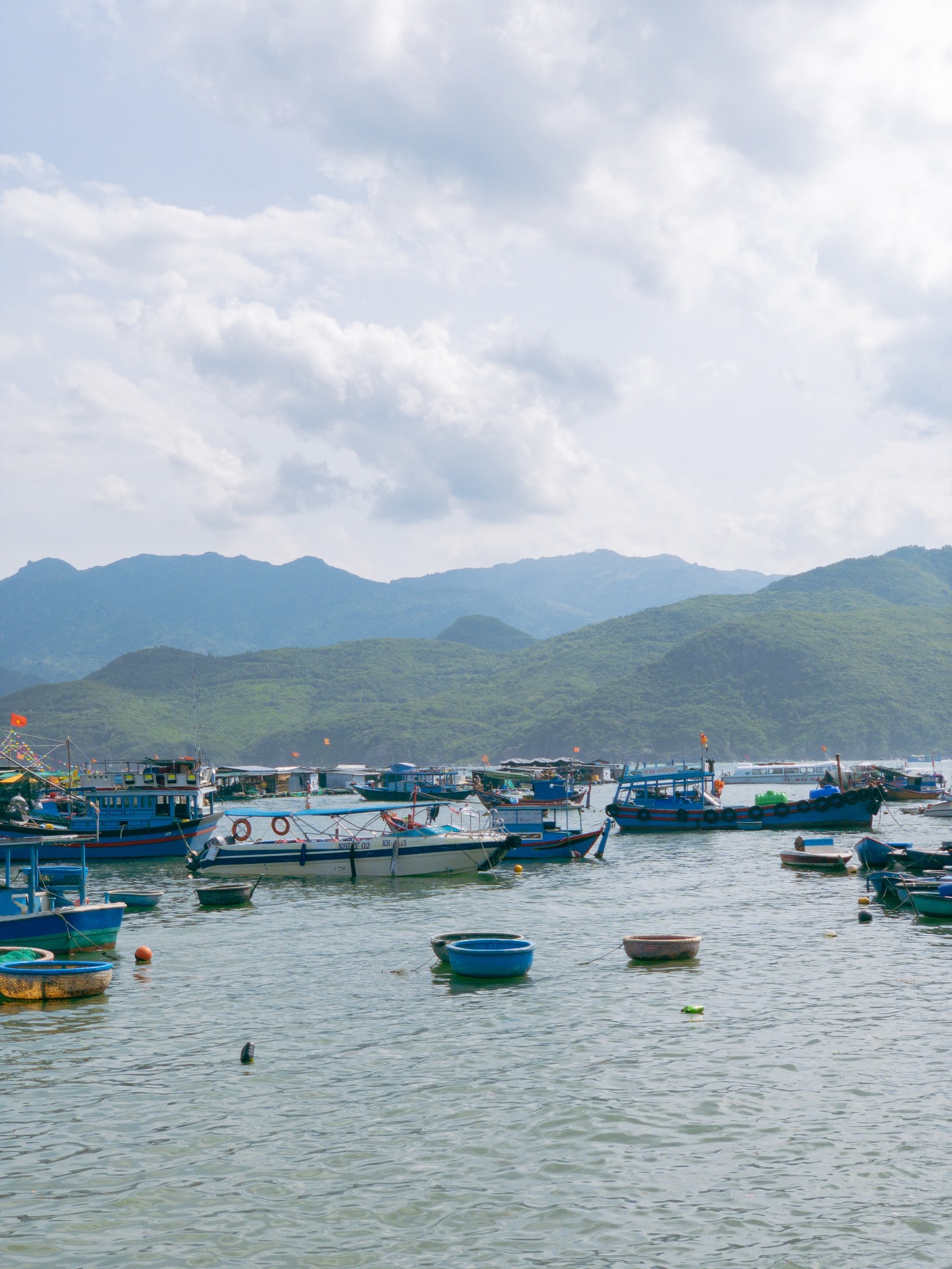 Trí Nguyên, Hòn Đảo Của Những Con Hẻm Và Làng Bè