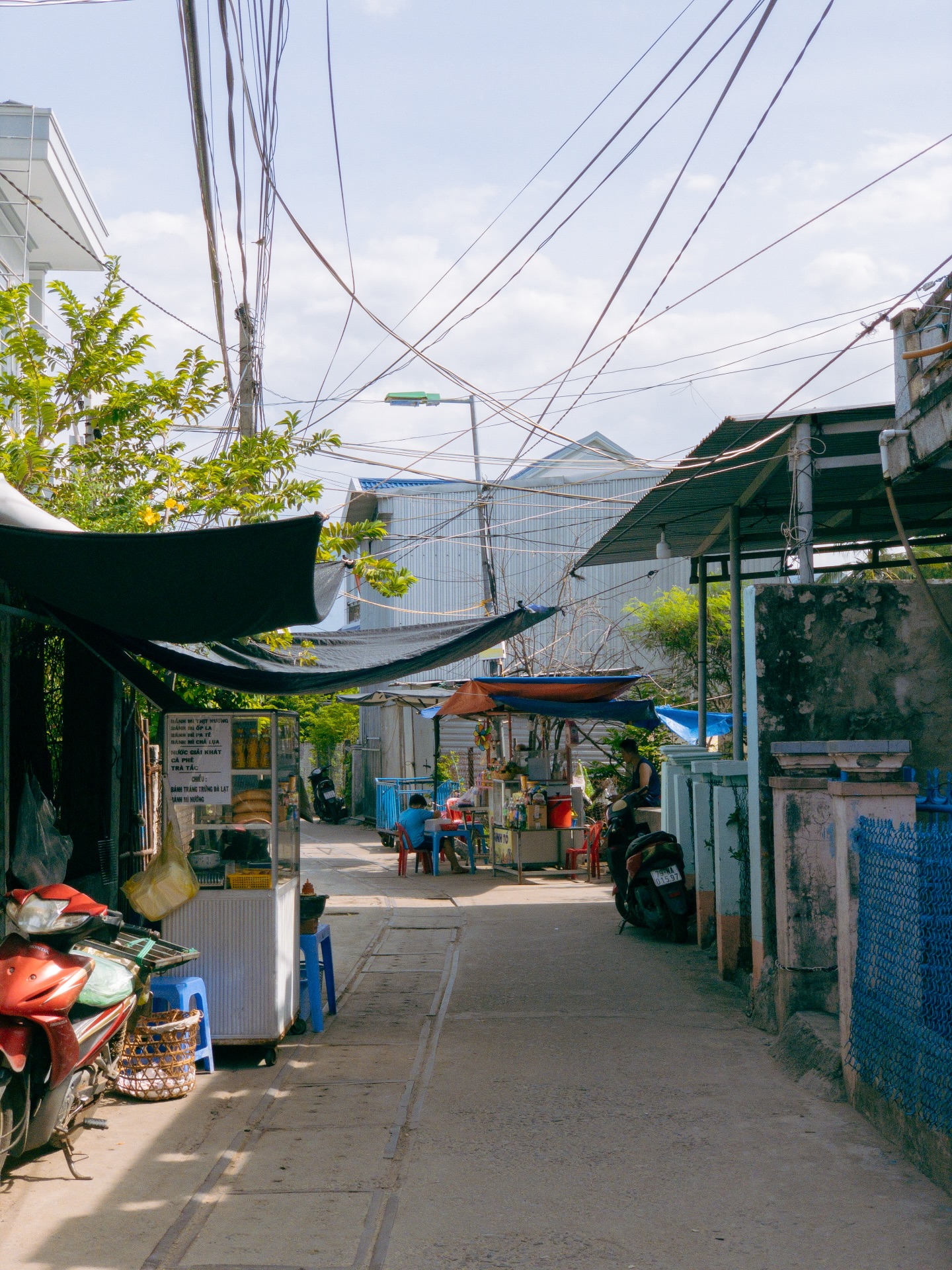 Trí Nguyên, Hòn Đảo Của Những Con Hẻm Và Làng Bè