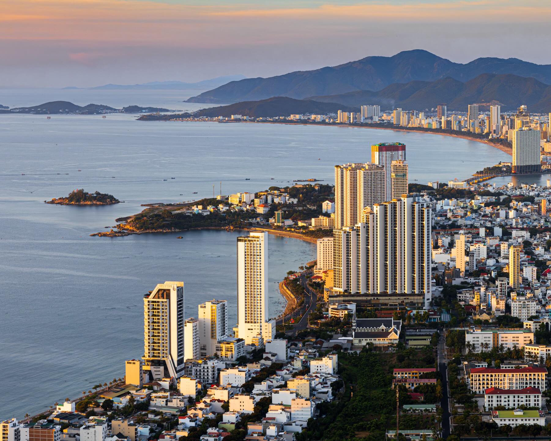 Núi Cô Tiên Nơi Ngắm Trọn Vịnh Nha Trang Từ Trên Cao
