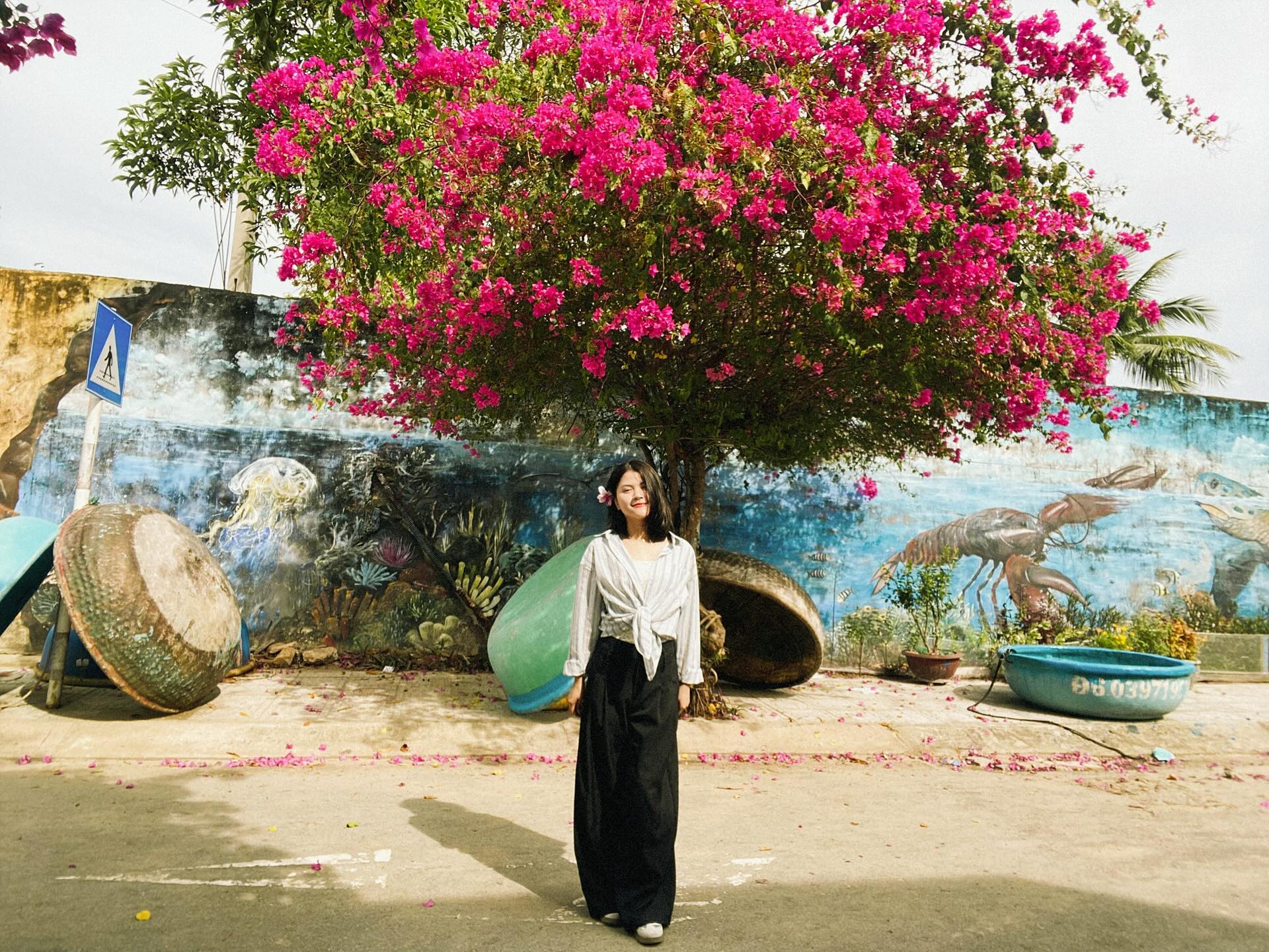 Làng Chài Bích Họa Và Mùa Hoa Giấy Tháng Hè Nha Trang
