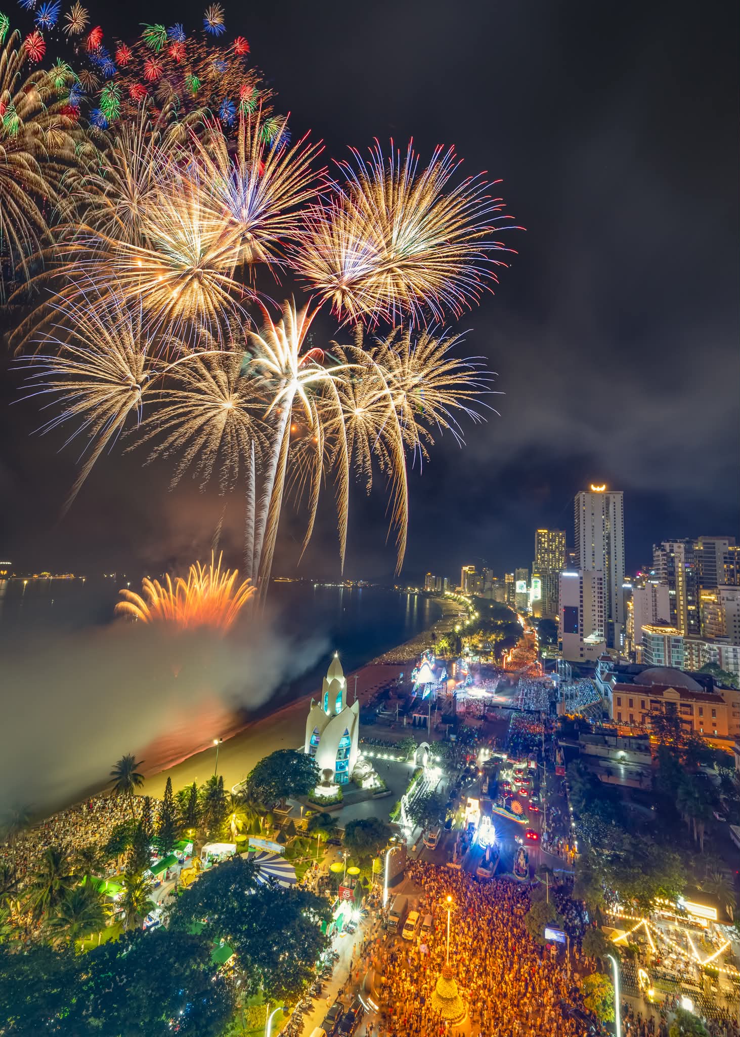 Biển Người Phủ Kín Đường Trần Phú Festival Biển Nha Trang 2026 Quá Hoành Tráng