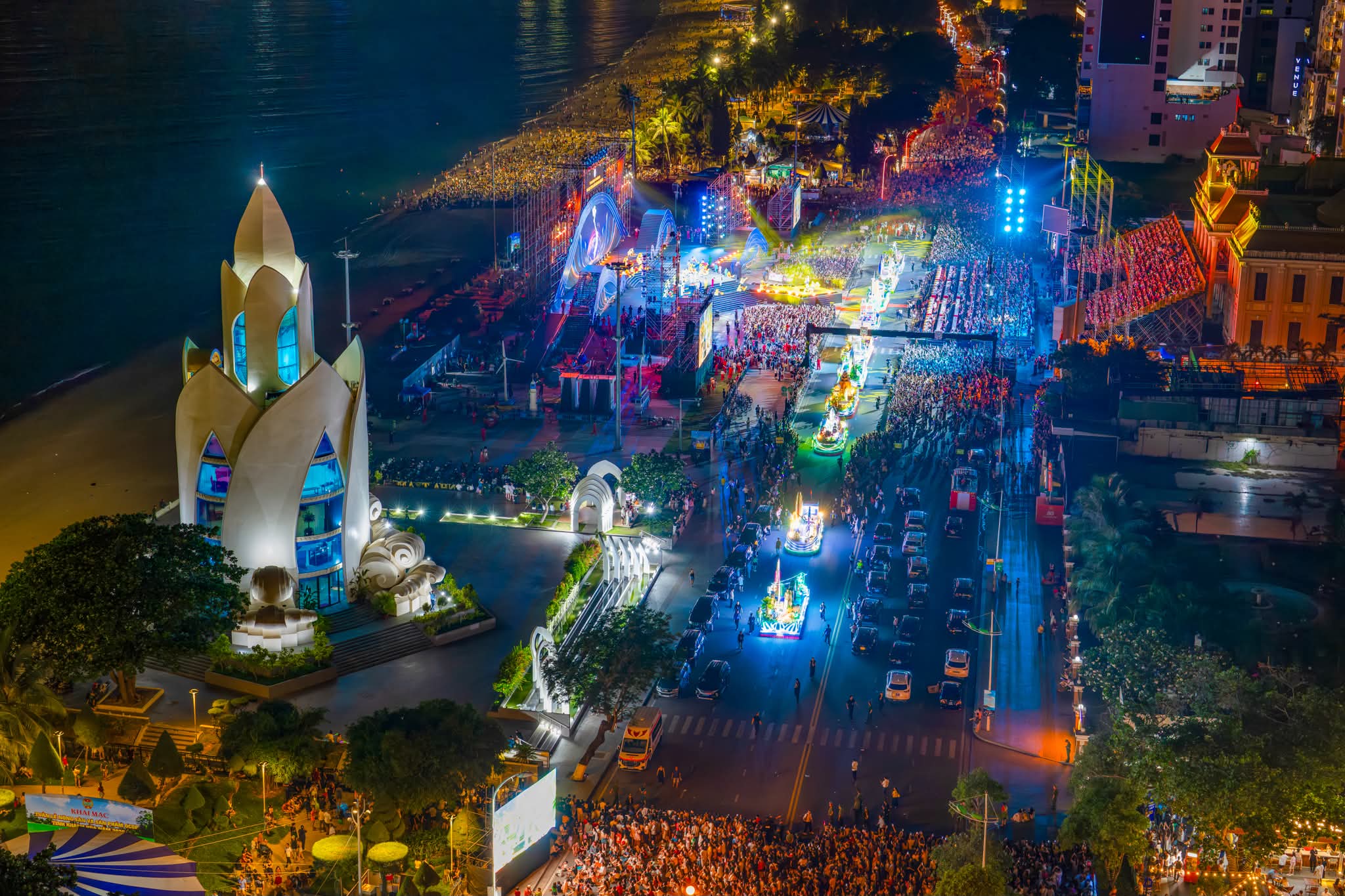 Biển Người Phủ Kín Đường Trần Phú Festival Biển Nha Trang 2026 Quá Hoành Tráng