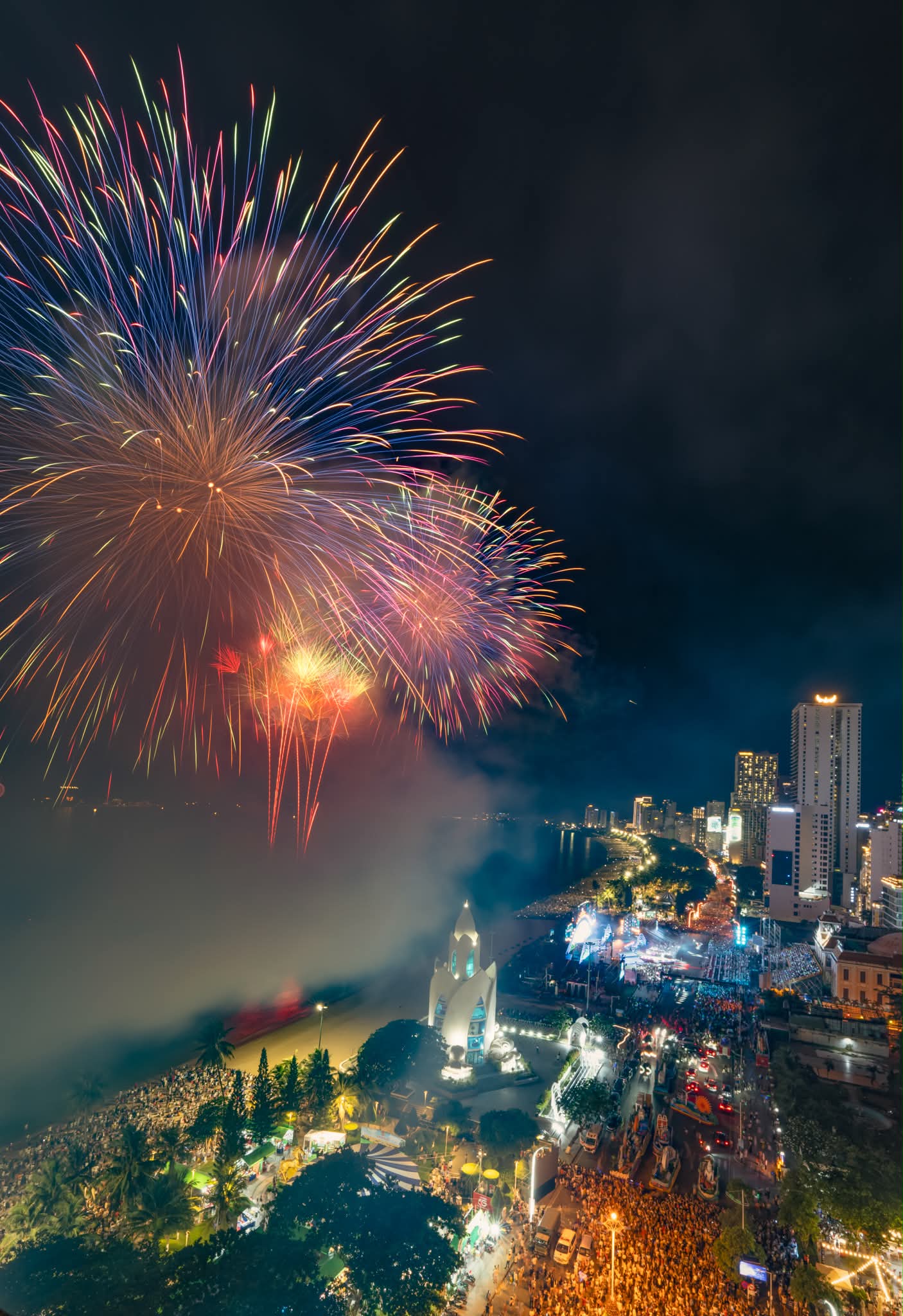 Biển Người Phủ Kín Đường Trần Phú Festival Biển Nha Trang 2026 Quá Hoành Tráng