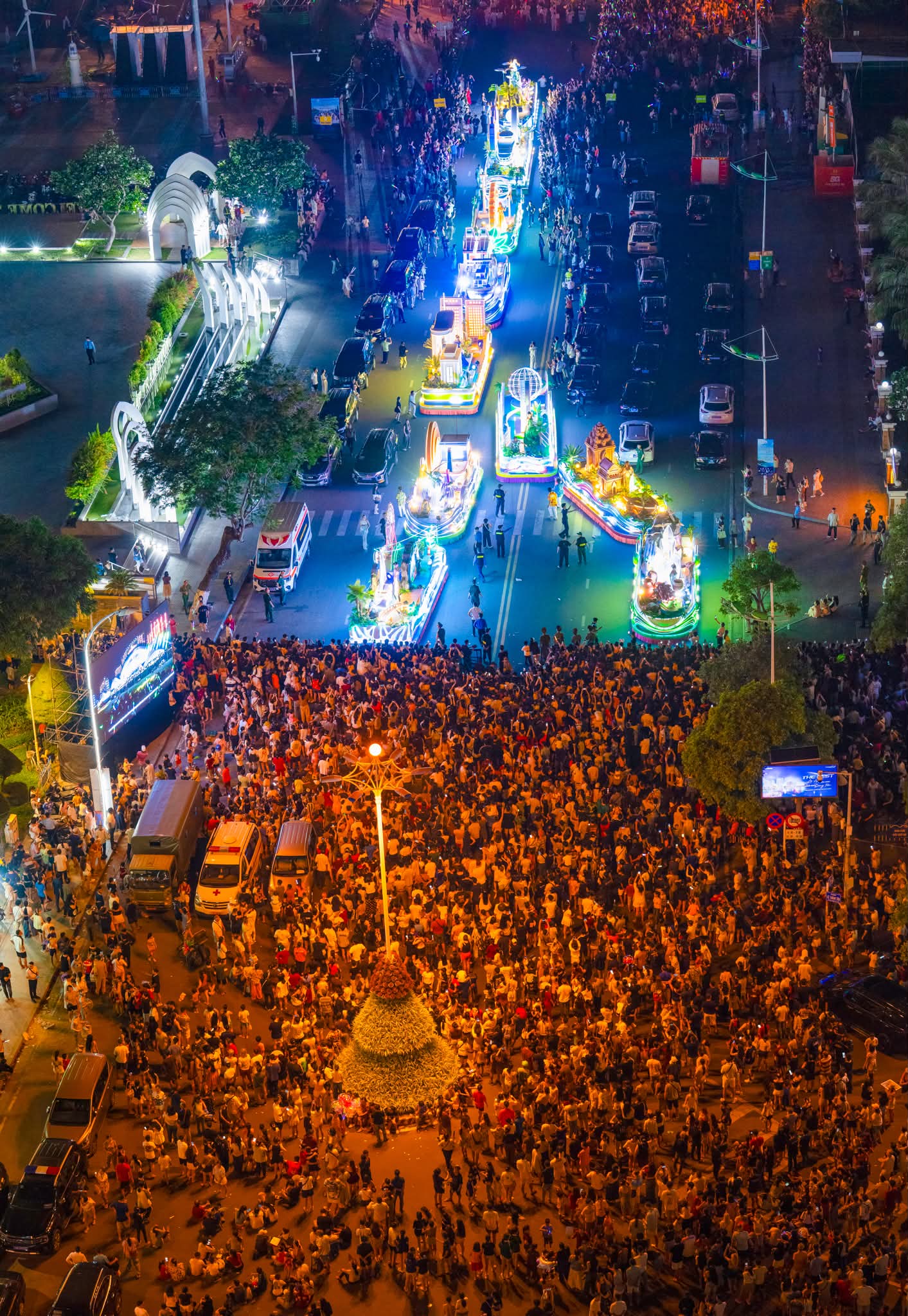 Biển Người Phủ Kín Đường Trần Phú Festival Biển Nha Trang 2026 Quá Hoành Tráng