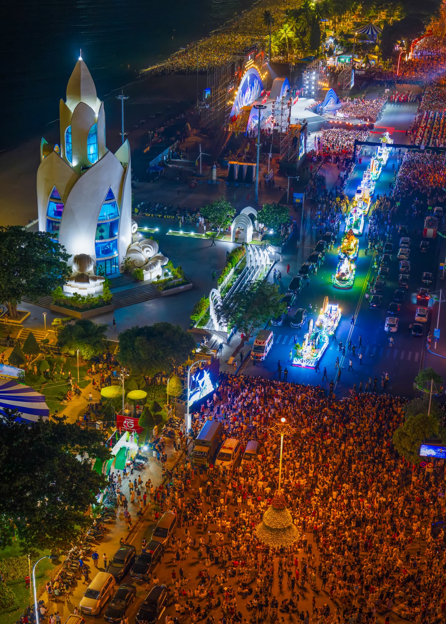 Biển Người Phủ Kín Đường Trần Phú Festival Biển Nha Trang 2026 Quá Hoành Tráng
