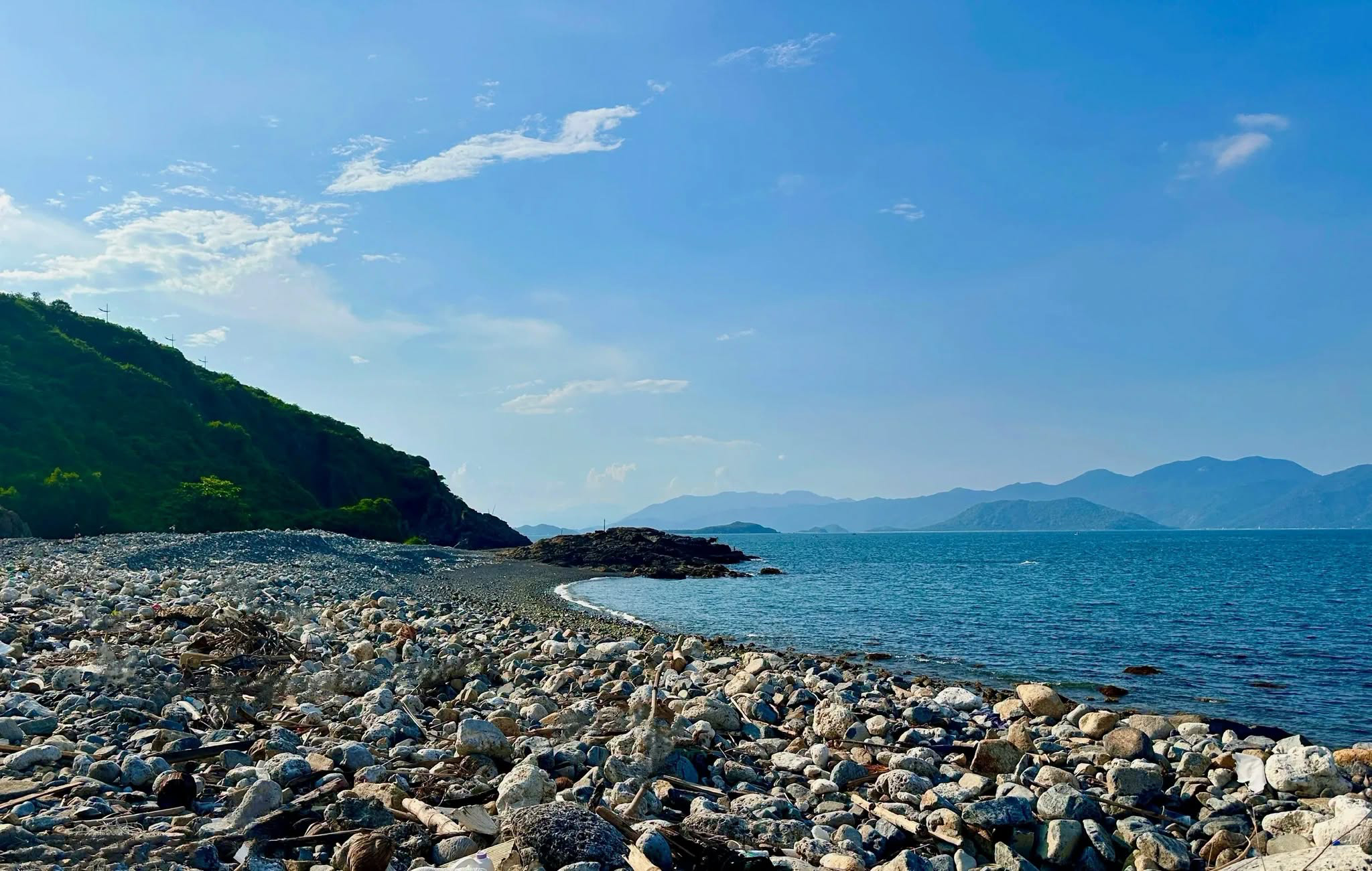 Bãi Sỏi Nha Trang Vẻ Đẹp Hoang Sơ Nơi Biển Xanh Chạm Những Ghềnh Đá
