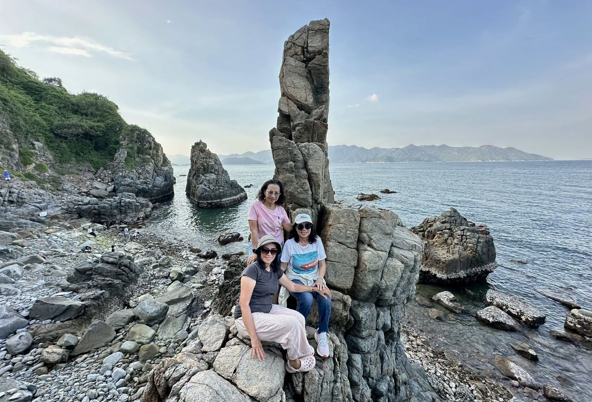 Bãi Sỏi Nha Trang Vẻ Đẹp Hoang Sơ Nơi Biển Xanh Chạm Những Ghềnh Đá