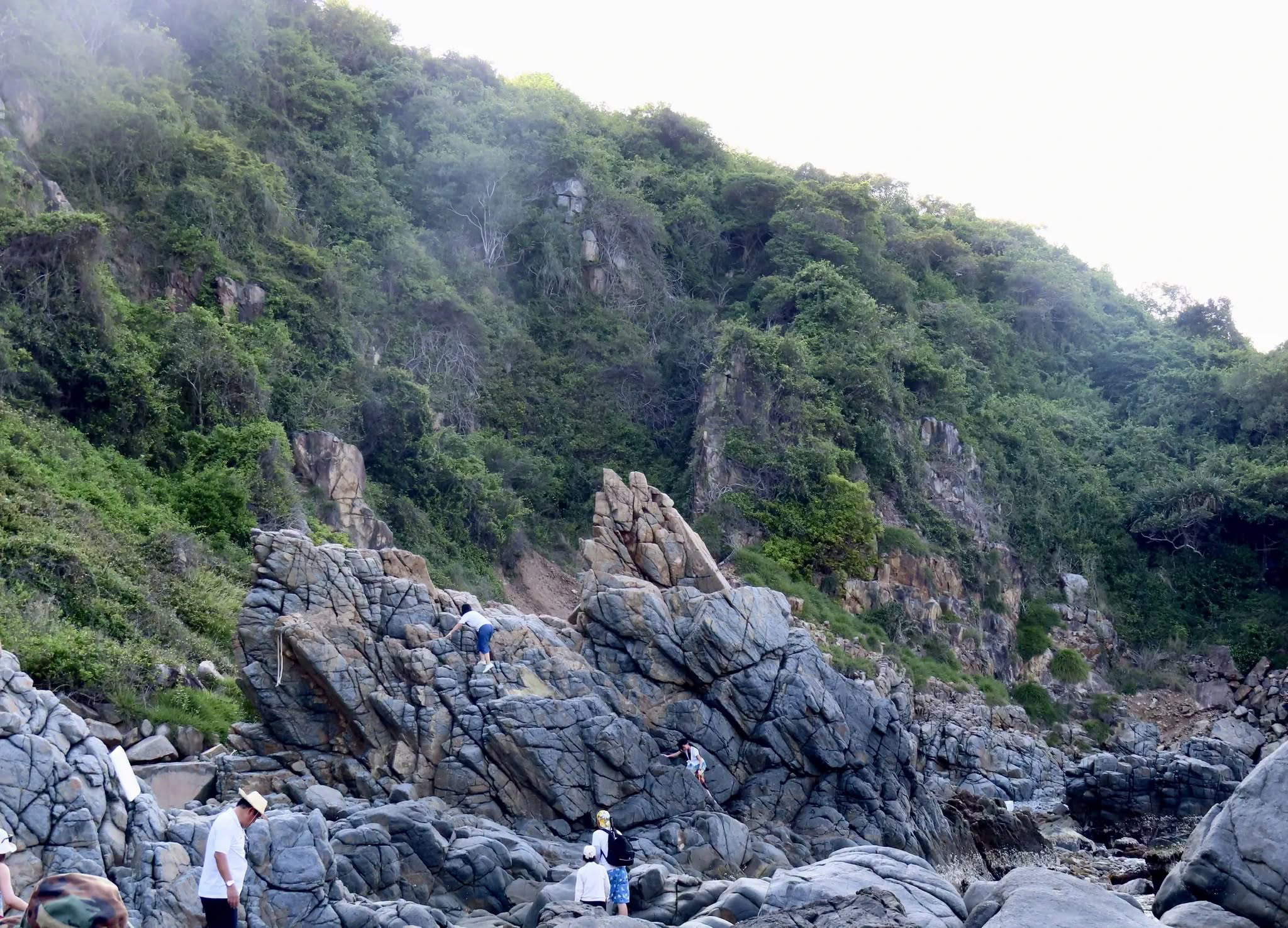 Bãi Sỏi Nha Trang Vẻ Đẹp Hoang Sơ Nơi Biển Xanh Chạm Những Ghềnh Đá