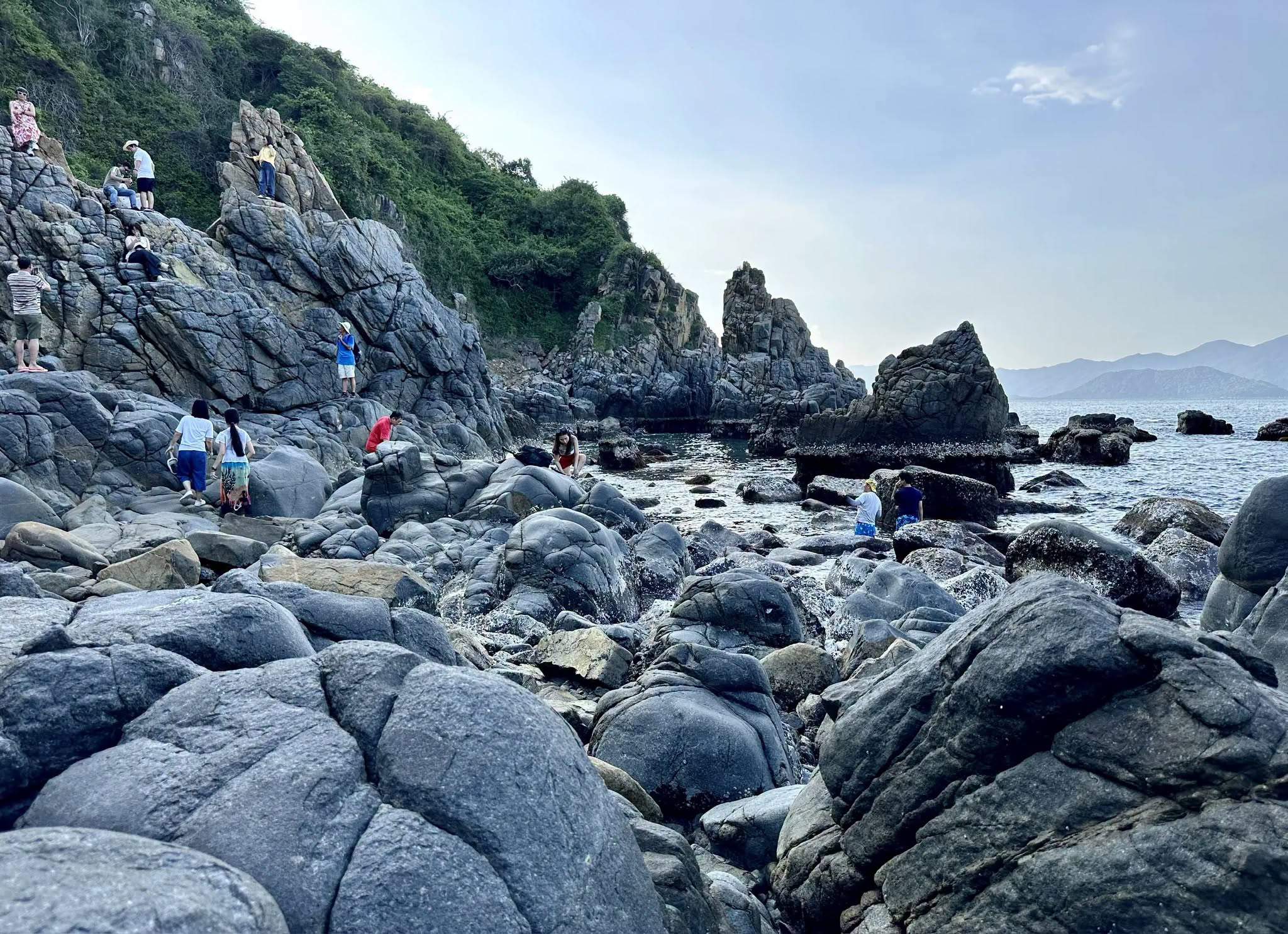Bãi Sỏi Nha Trang Vẻ Đẹp Hoang Sơ Nơi Biển Xanh Chạm Những Ghềnh Đá