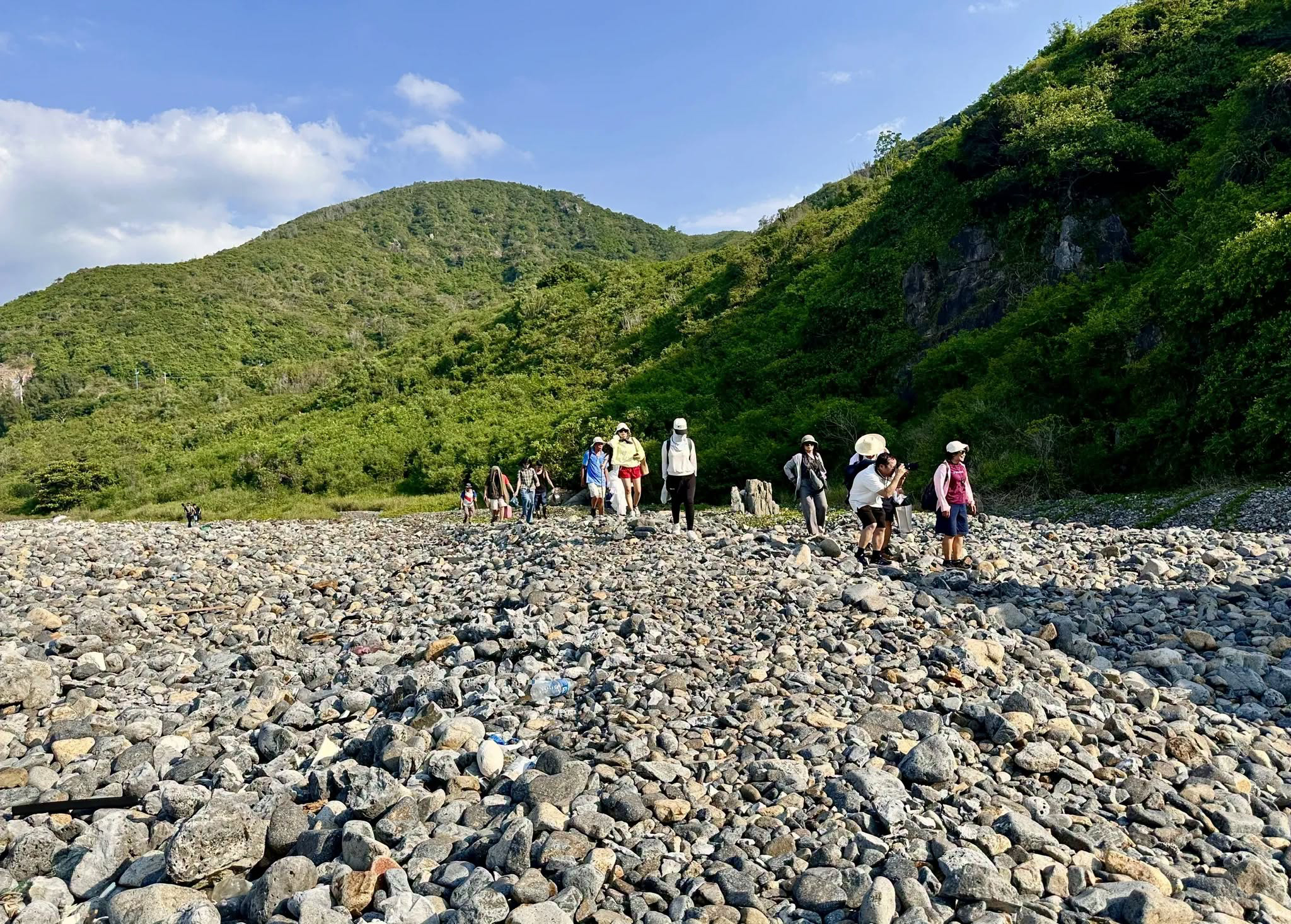 Bãi Sỏi Nha Trang Vẻ Đẹp Hoang Sơ Nơi Biển Xanh Chạm Những Ghềnh Đá