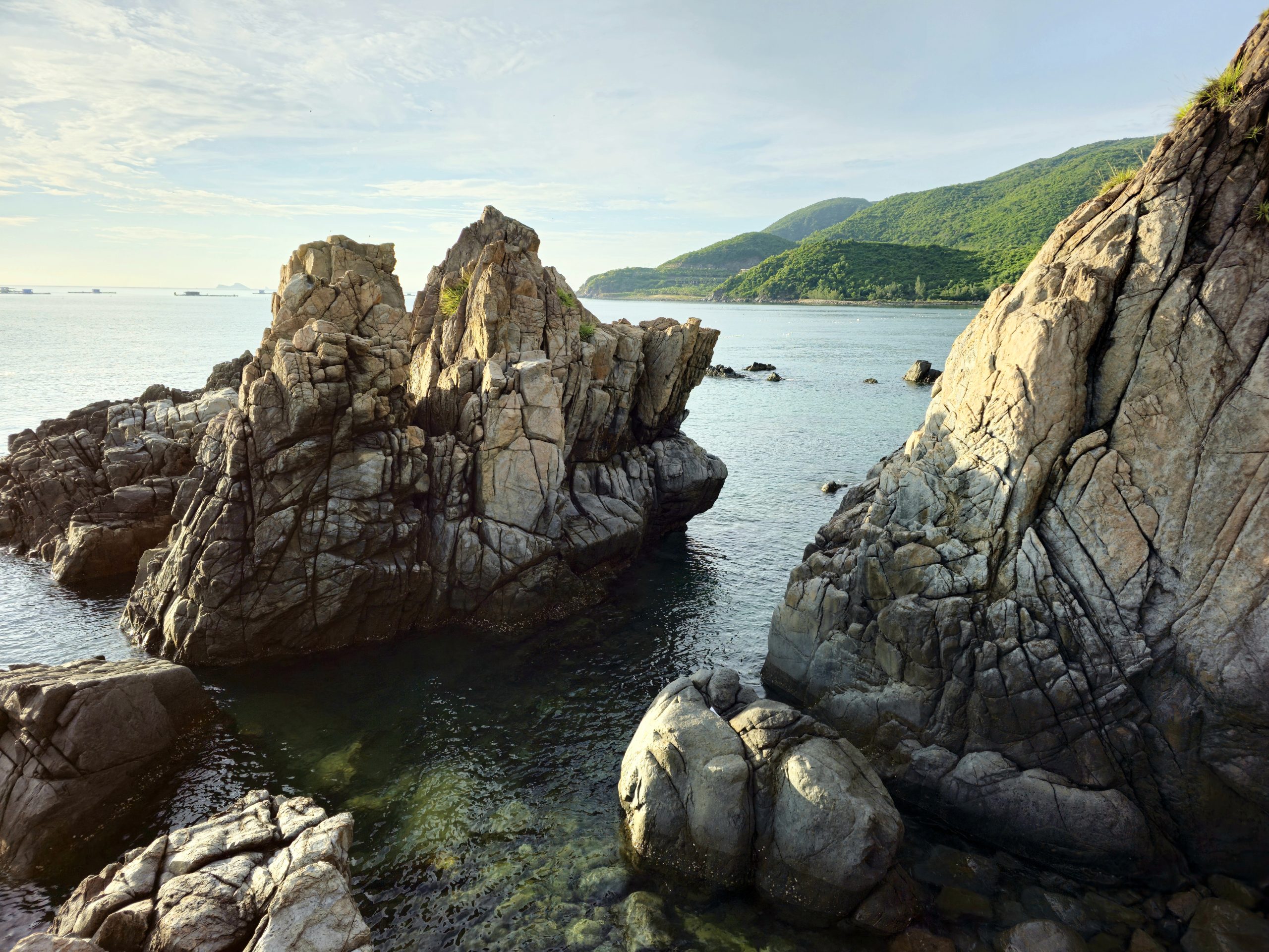 Hang Heo Bắc Nha Trang Qua Những Góc Đá Hoang Sơ Bên Biển