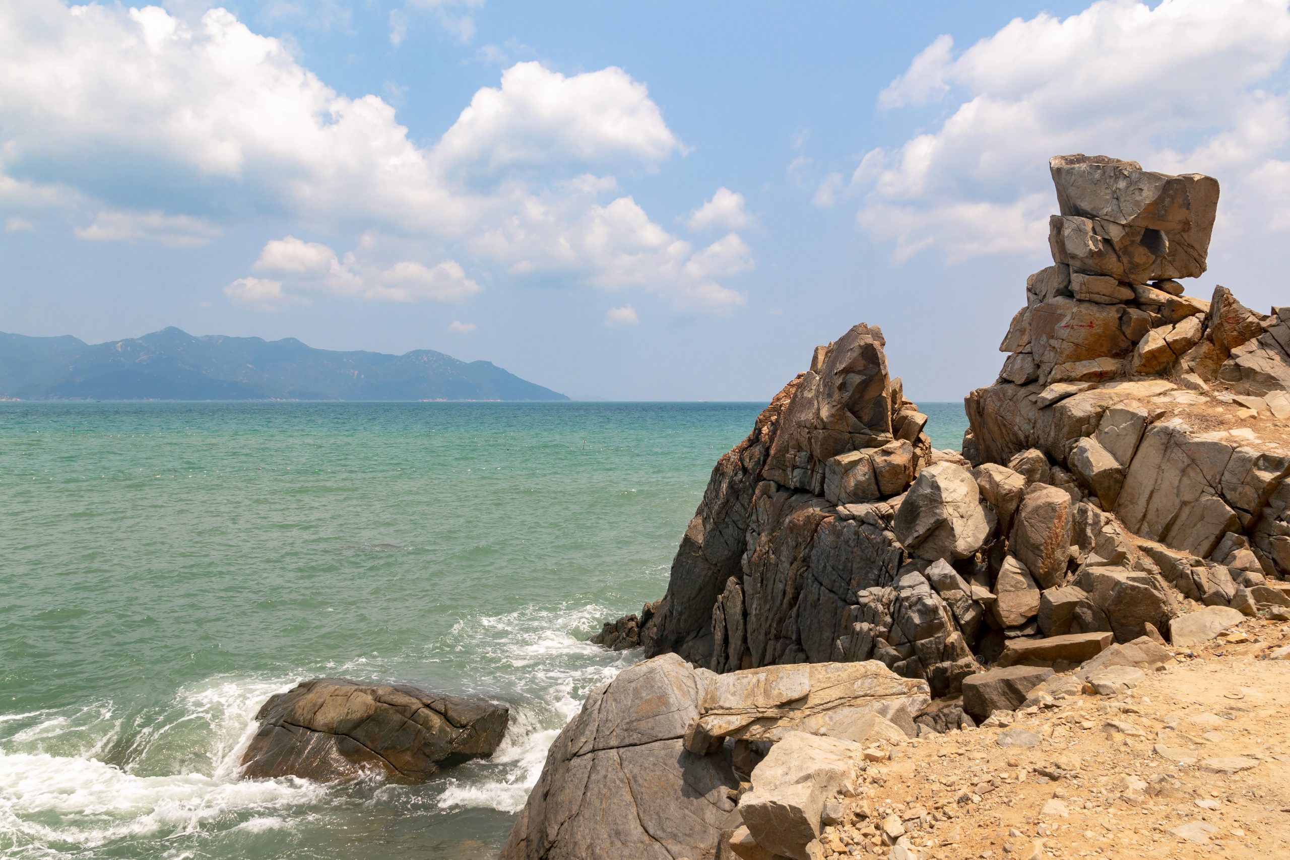 Hang Heo Bắc Nha Trang Qua Những Góc Đá Hoang Sơ Bên Biển