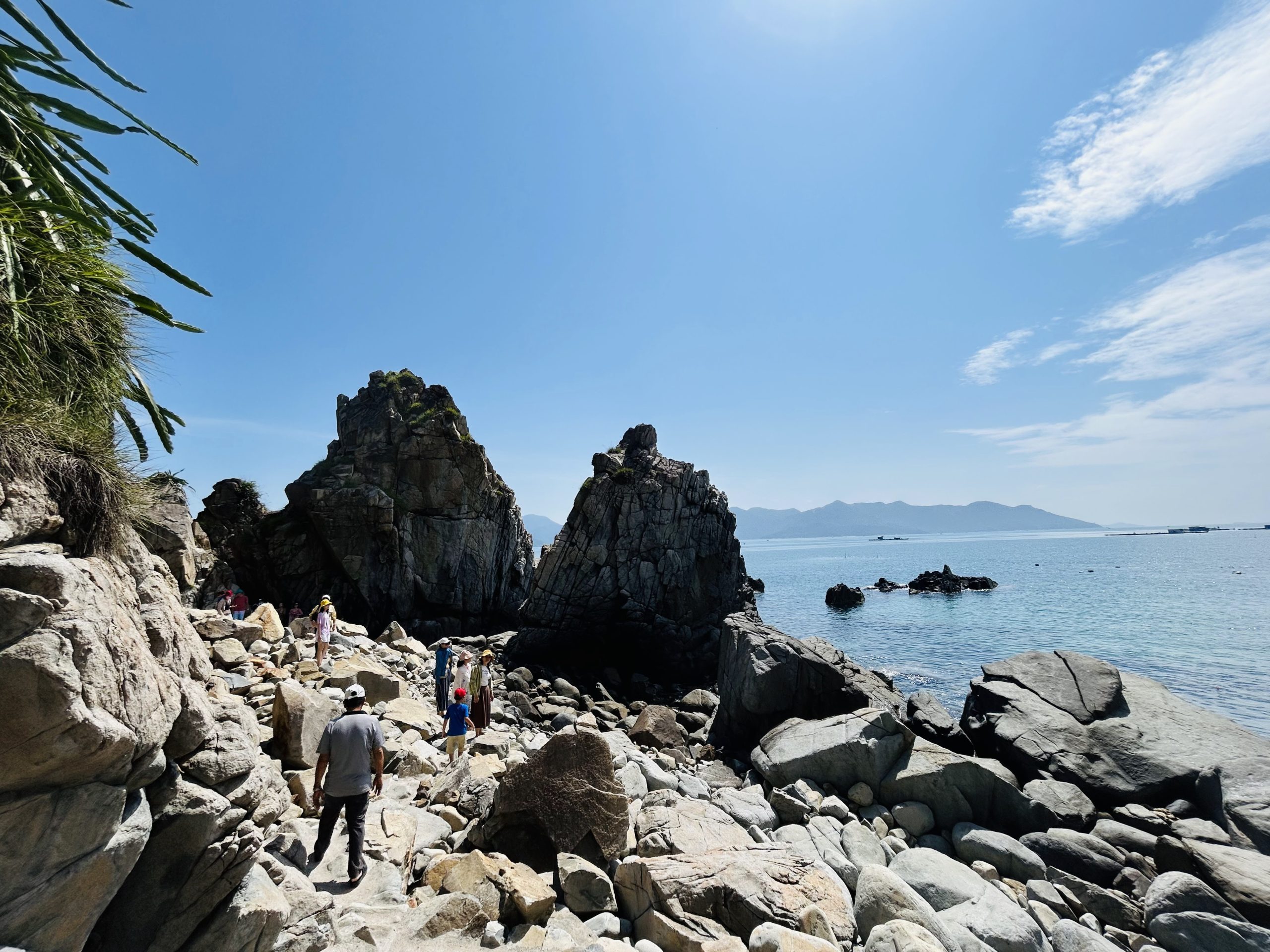 Hang Heo Bắc Nha Trang Qua Những Góc Đá Hoang Sơ Bên Biển