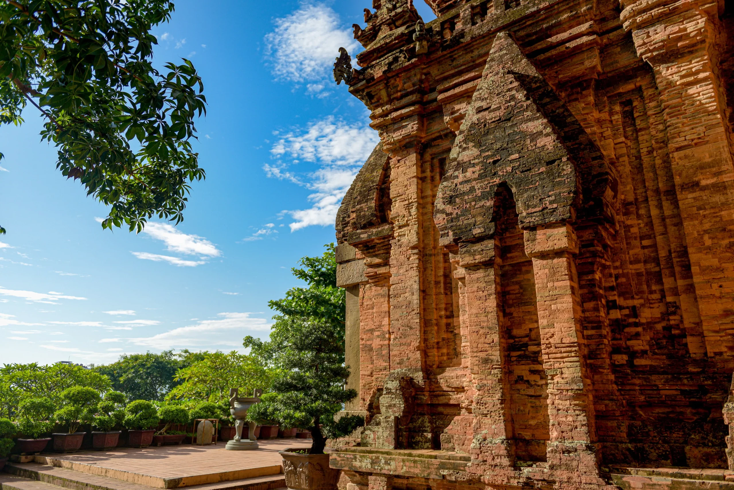 Bất Ngờ Với Vẻ Đẹp Tháp Bà Ponagar Nha Trang Qua Những Góc Ảnh