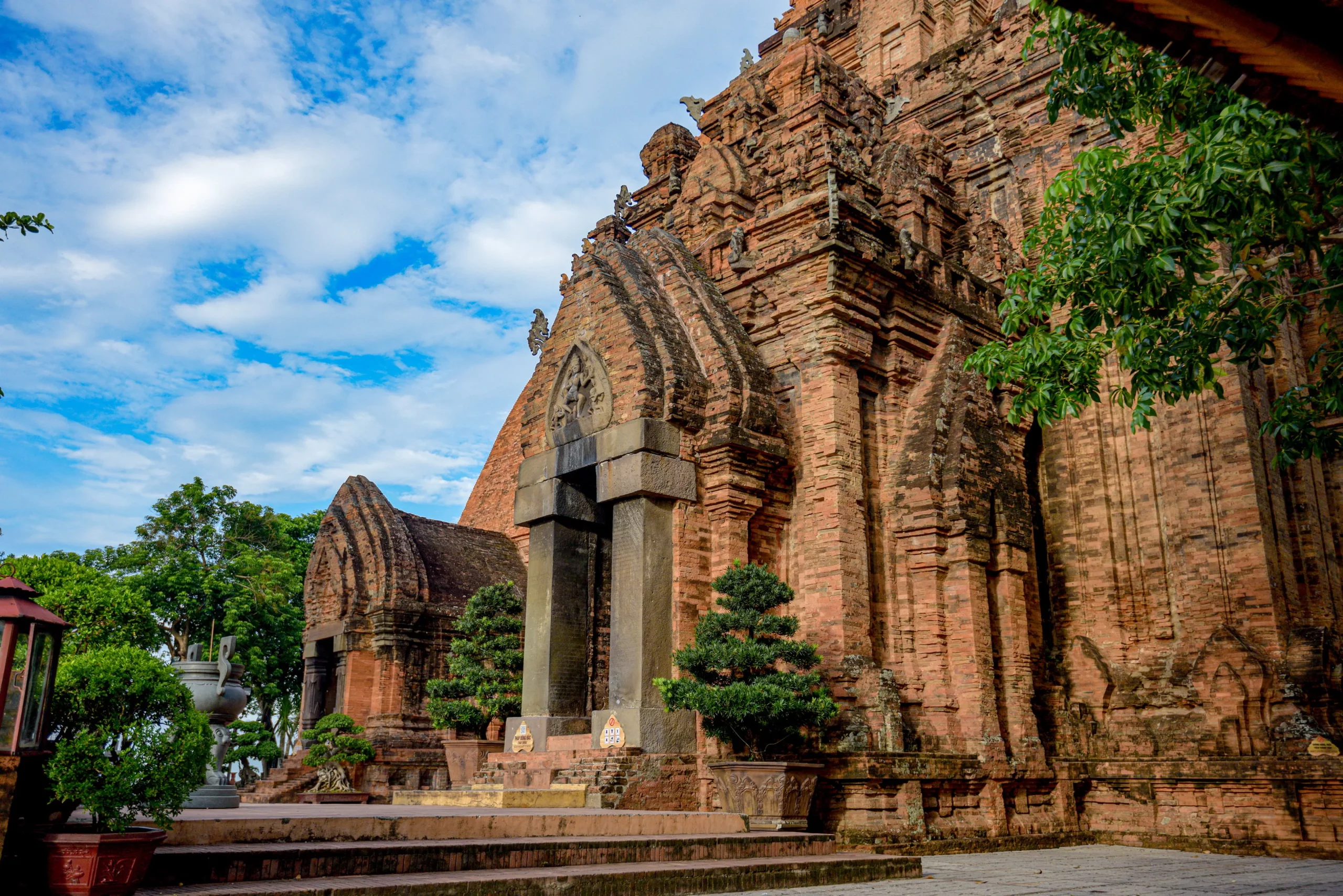 Bất Ngờ Với Vẻ Đẹp Tháp Bà Ponagar Nha Trang Qua Những Góc Ảnh