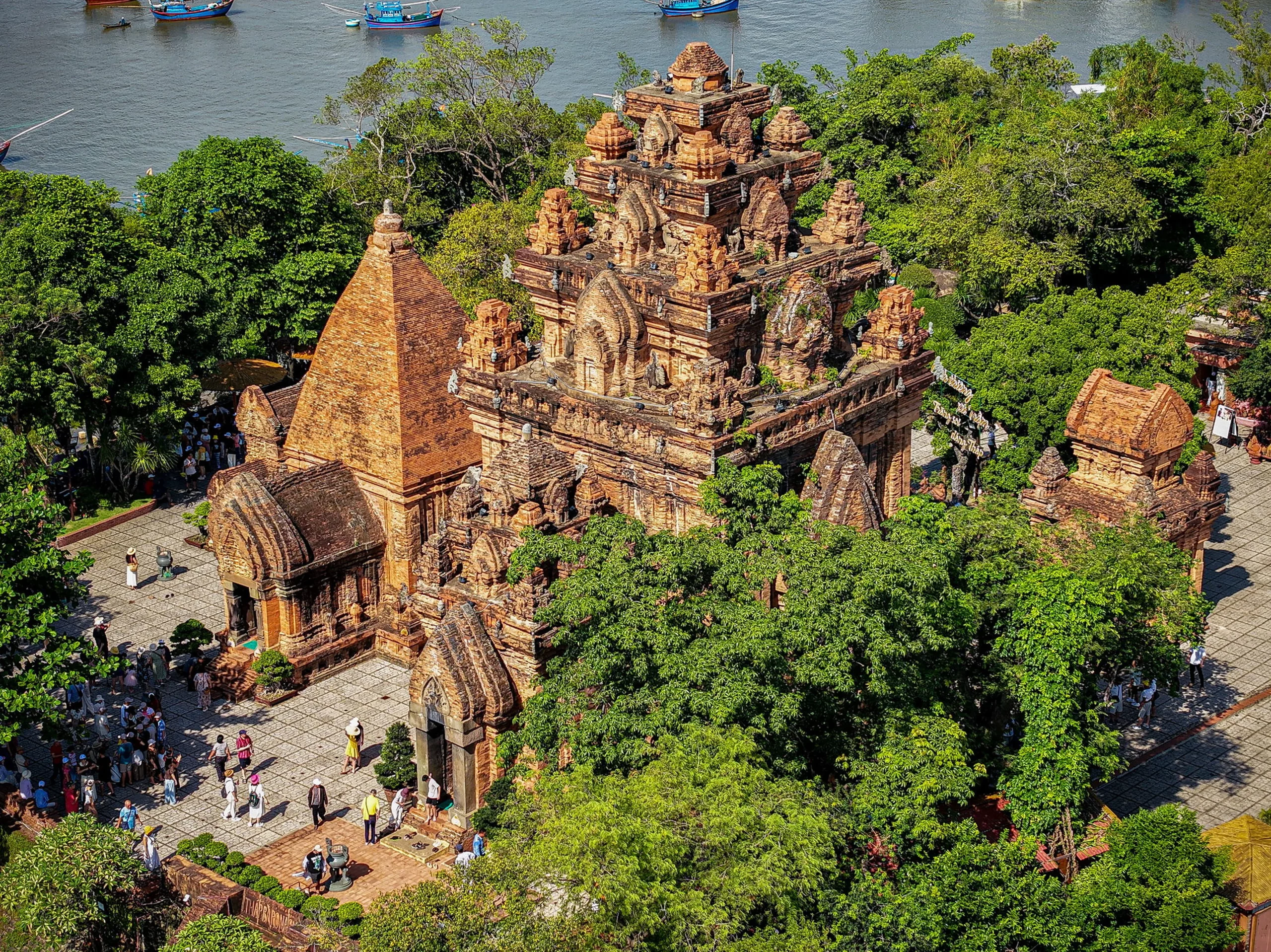 Bất Ngờ Với Vẻ Đẹp Tháp Bà Ponagar Nha Trang Qua Những Góc Ảnh