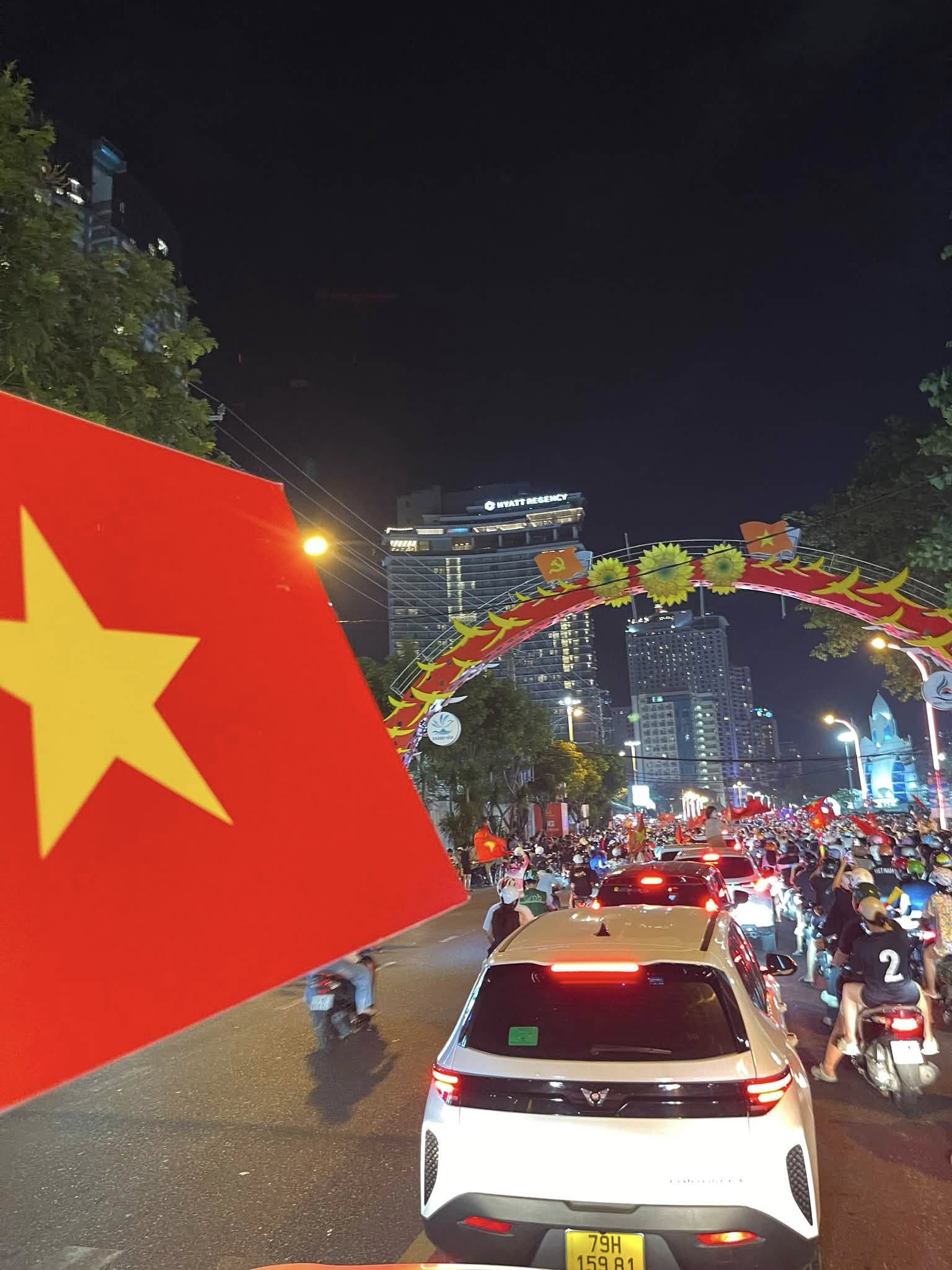 Việt Nam Vô Địch! Nha Trang "Dậy Sóng" Trong Đêm