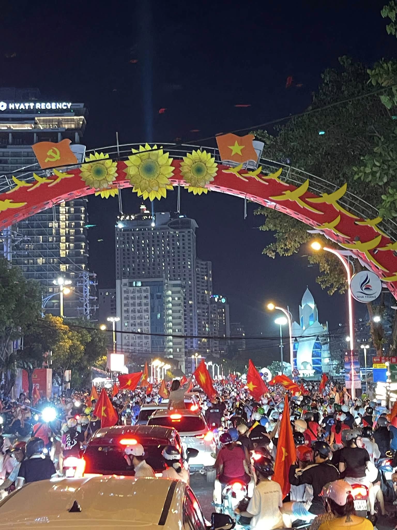Việt Nam Vô Địch! Nha Trang "Dậy Sóng" Trong Đêm