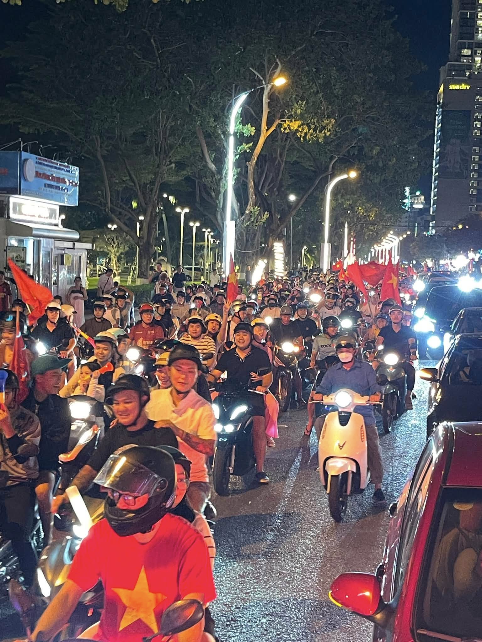 Việt Nam Vô Địch! Nha Trang "Dậy Sóng" Trong Đêm