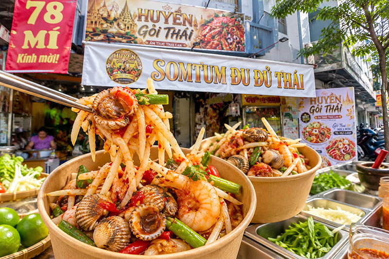 Quán Ăn Vặt Huyền Gỏi Thái Nha Trang, Vỉa Hè Bình Dân Có Ship