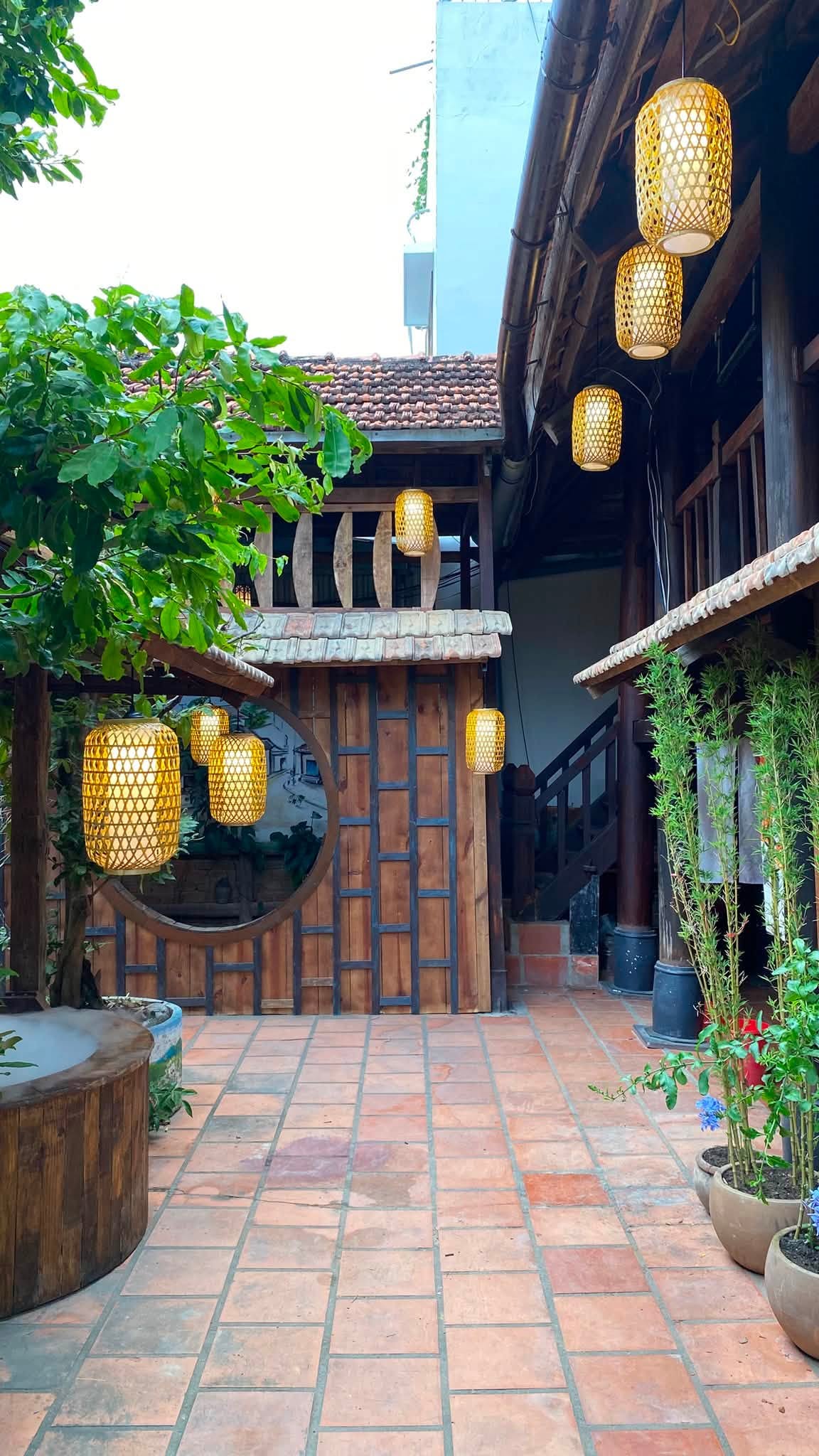Quán Cafe Mới Nha Trang Cổ Trang Lữ Khách Có Gì Đặc Biệt?